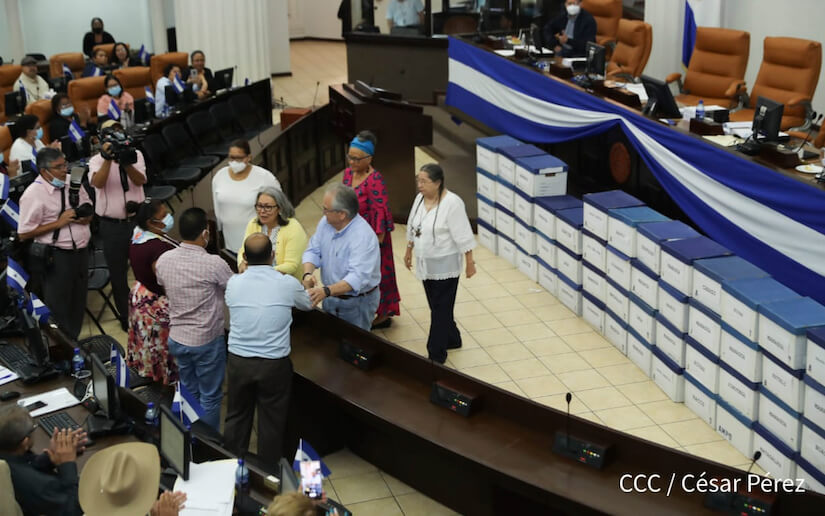 entrega-firmas-peticion-prision-perpetua-asamblea-nacional
